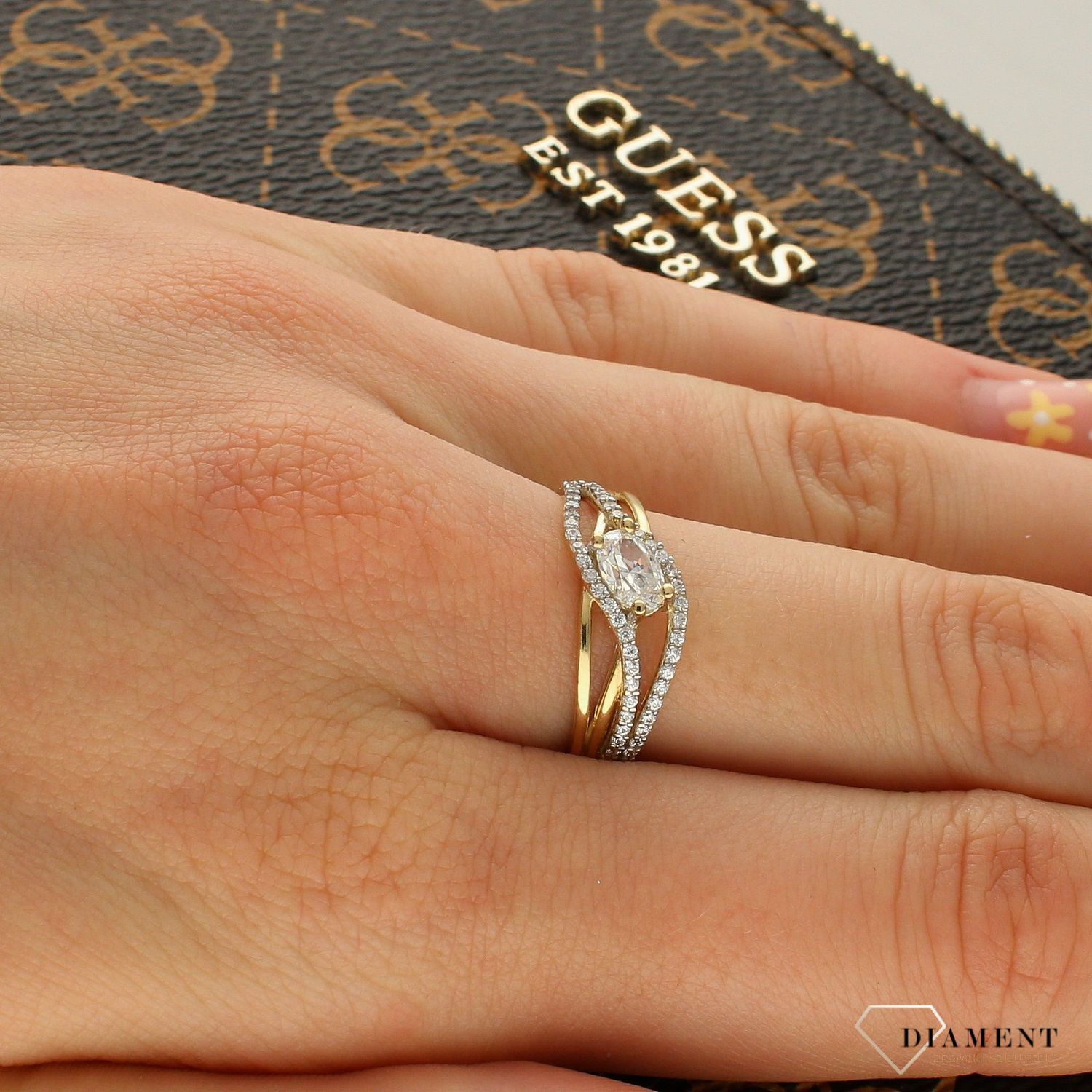 Złoty pierścionek 333 'Miłosna cyrkonia' PI 4773. Złoty pierścionek z cyrkonią. Złoty pierścionek z  drobnymi cyrkoniami. Złoty pierścionek idealny na prezent. Złoty pierścio.jpg